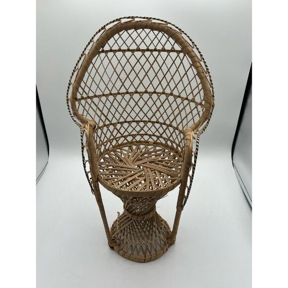 1980s Vintage Wicker Peacock Fan‎ Back Rattan Chair Doll Or Plant Stand - Picture 1 of 5